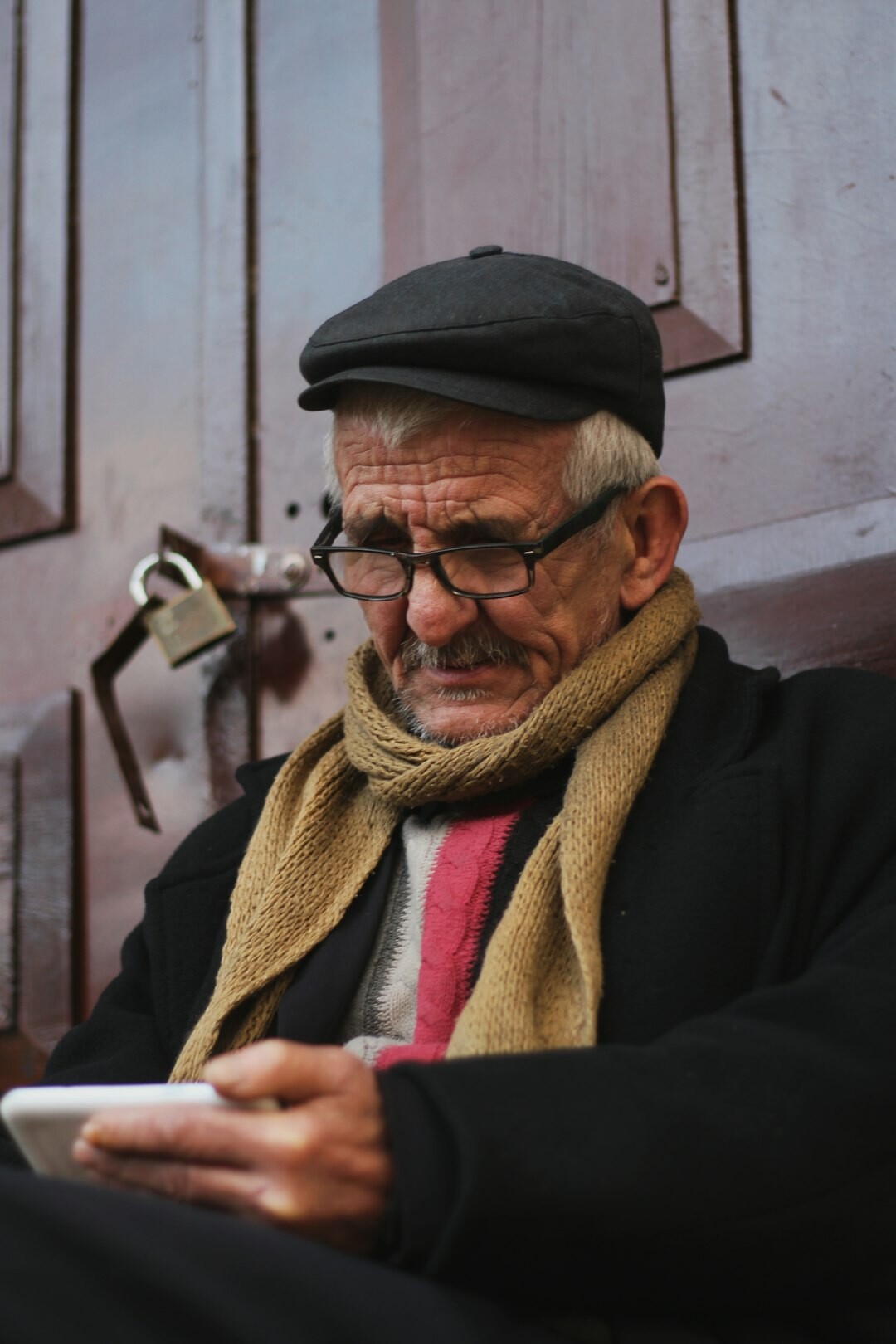 Senior manlig kameraoperatör professionellt porträtt