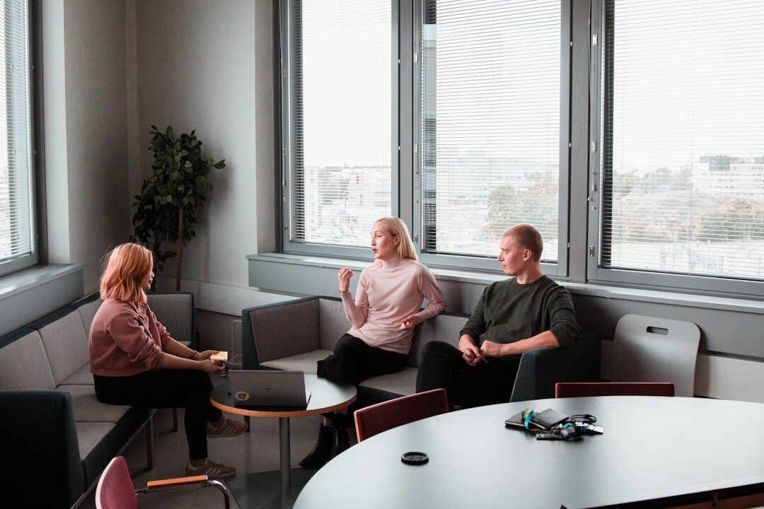 Journalistteam möte i konferensrum