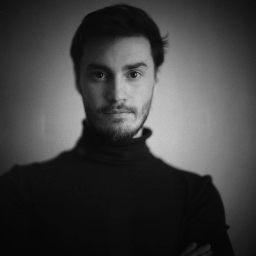 Man professionell headshot leende