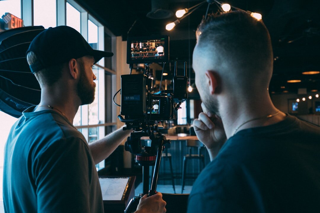 Professionell TV-studio med kamera och belysningsutrustning